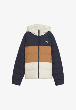 Pufjakke med hætte, der har et horisontalt farveskema i marineblå, tan og creme, lynlåslukning og fremtrædende logo på brystet.