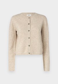 Beige strikket kardigan med rund hals, lange ermer og lukking med syv knapper foran. Har ribbede mansjetter og nedre kant.