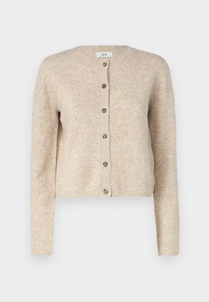 Cardigan en tricot beige avec un col rond, des manches longues, et une fermeture à sept boutons à l'avant. Présente des poignets et un ourlet côtelés.