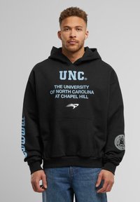 Zwarte hoodie met het UNC-logo en tekst, blauwdruk op de borst, kangoeroezak en logo op de mouw. Gemaakt van katoen, met een relaxte pasvorm.