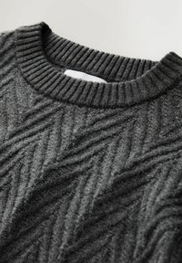Dunkelgrauer gestrickter Pullover mit geripptem Rundhalsausschnitt und diagonaler Zopfstrickmuster auf weichem Stoff.