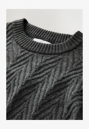 Tumši pelēks adīts džemperis ar ribotu apaļu kakla loku un diognālu kabeli adījumu uz mīksta auduma.