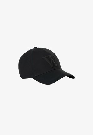 Zwarte baseballpet van stof met een gebogen klep, voorzien van een reliëf "W" logo op de voorkant voor extra detail.
