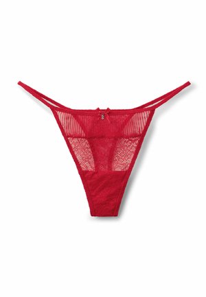 Roter Spitzen-Tanga mit transparenten gestreiften Einsätzen, dünnen Trägern und einer dekorativen Schleife am Rücken, die mit einem kleinen Charme-Detail versehen ist.