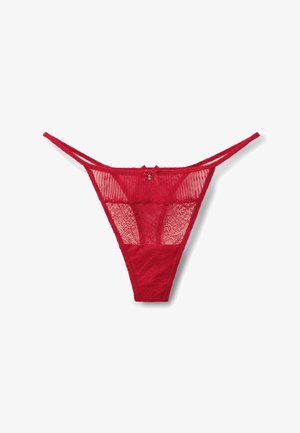 Bragas de encaje rojo con paneles transparentes a rayas, tirantes finos y un lazo decorativo en la parte posterior que incluye un pequeño detalle de charm.