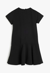 Schwarzes Kleid mit kurzen Ärmeln, Reißverschluss auf der Rückseite, ausgestelltem Rock, glatter Stoff und einem schlichten Design ohne zusätzliche Muster oder Akzente.