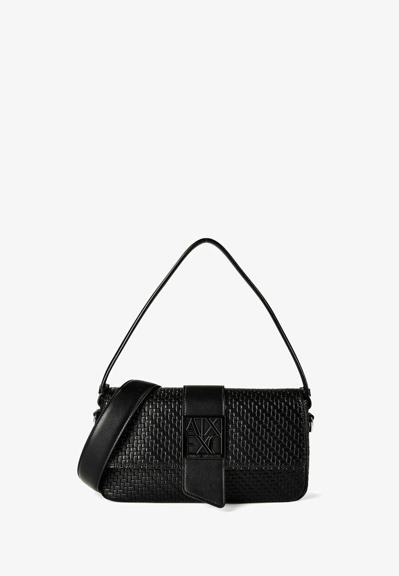 Sort skuldertaske i vævet læder med justerbar rem og frontklap med præget A|X Armani Exchange-logo.