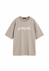 Béžové tričko s krátkým rukávem vyrobené z bavlny, s bílým tučným nápisem "DESIGUAL" na hrudi. Kulatý výstřih, volný střih.