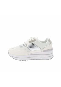 Sneakers atletici bianchi con un design in rete, dettagli argento e una suola piatta spessa. Presentano un'allacciatura frontale e un interno imbottito.