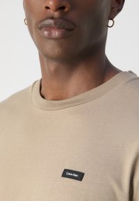 Calvin Klein COMFORT FIT - Jednoduché tričko - brindle