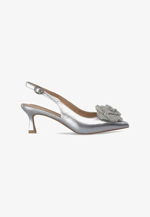 Zilveren metallic slingback schoen met puntige neus, voorzien van een gestructureerde bloemversiering en een bescheiden, stevige hak.