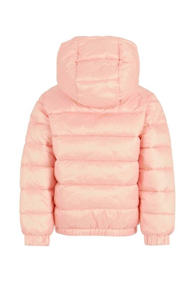Veste rembourrée rose avec capuche, présentant un matelassage horizontal, des poignets élastiques et un ourlet pour un ajustement serré. Texture lisse et brillante.