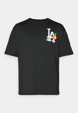 Camiseta de algodón negra con mangas cortas que presenta un gráfico blanco de "LA" y una naranja con hojas verdes en la parte izquierda del pecho.