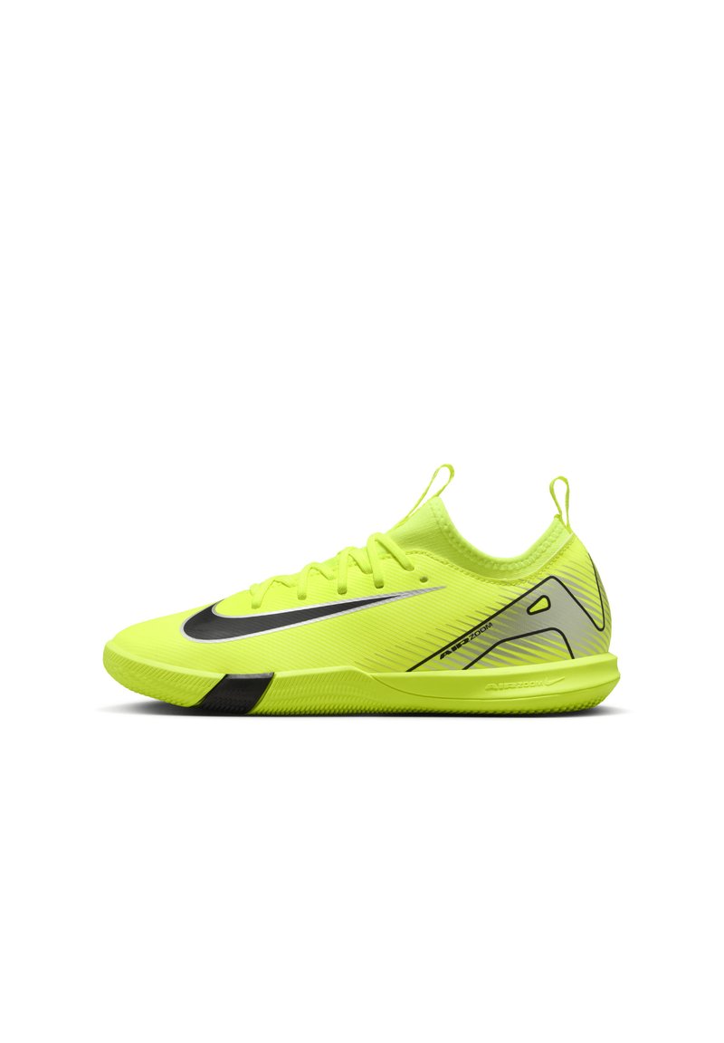Zapatillas deportivas de color amarillo neón con una parte superior texturizada, acentos en negro y una suela flexible. Presentan un diseño aerodinámico y una puntera reforzada.