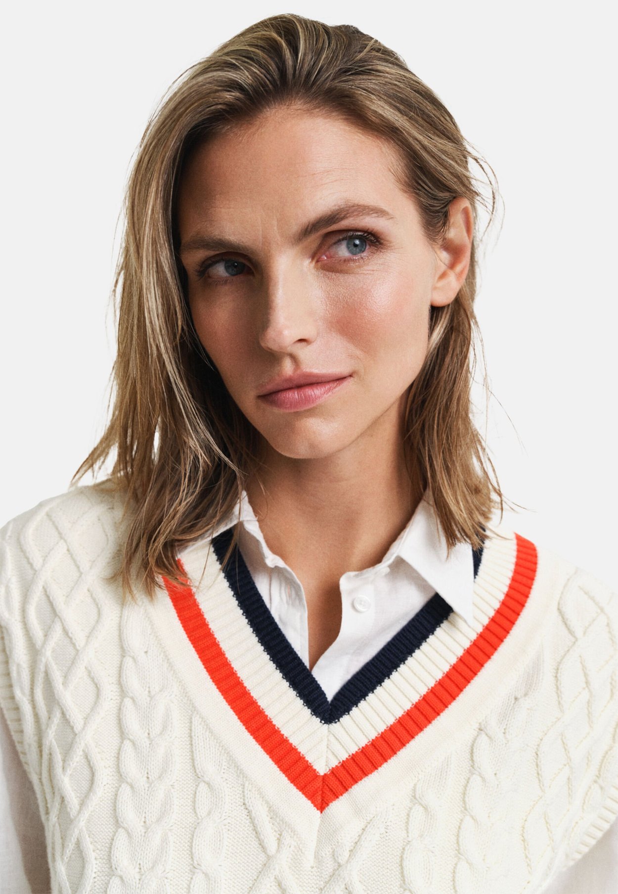 CONTRAST CABLE V-NECK