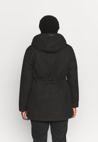 Parka noire isolée avec capuche, taille élastique, longues manches et texture lisse. Équipée d'un cordon de serrage et de longueur mi-cuisse.