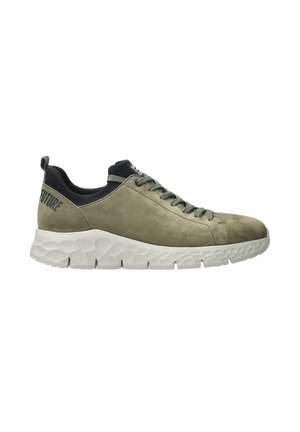 Baskets en daim vert olive avec lacets gris, col noir, inscription "FUTURE" sur le talon et semelle en caoutchouc blanche texturée.