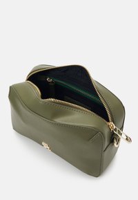 Tommy Hilfiger CHIC CAMERA BAG - Axelremsväska - utility olive