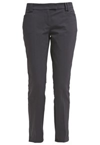 Pantalon gris foncé à silhouette ajustée, fabriqué dans un tissu lisse. Il comprend des poches avant, des passants pour ceinture et une taille simple.