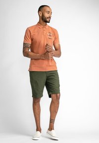 Petrol Industries SPORTY ARTWORK - Polo shirt - desert orange