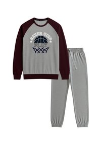 Grå sweatshirt med maroon raglanærmer, med teksten "NEVER STOP PLAY" og et basketballgrafik. Komplementerende grå sweatpants, med elastisk talje.