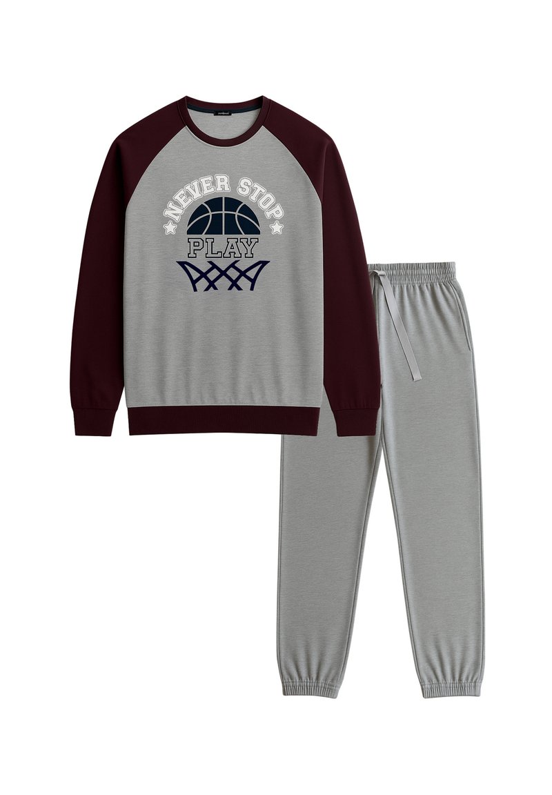 Grå sweatshirt med maroon raglanærmer, med teksten "NEVER STOP PLAY" og et basketballgrafik. Komplementerende grå sweatpants, med elastisk talje.