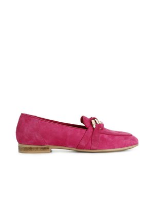 Suedecap loafers värikylläisessä vaaleanpunaisessa, jossa on solmittu nauhadeTail ja kultasävyinen varustus. Matala kanta ja sileä, litteä pohja.