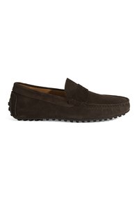 Braune Wildleder-slipper mit glatter Oberfläche, runder Zehenform und Gummisohle, die kleine Noppen für besseren Halt aufweist. Einfaches Design mit Obersteppung.