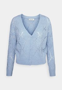 Světle modrý pletený kardigan s V-výstřihem, diamantovým vzorem a předními knoflíky. Má dlouhé rukávy a texturovaný povrch.