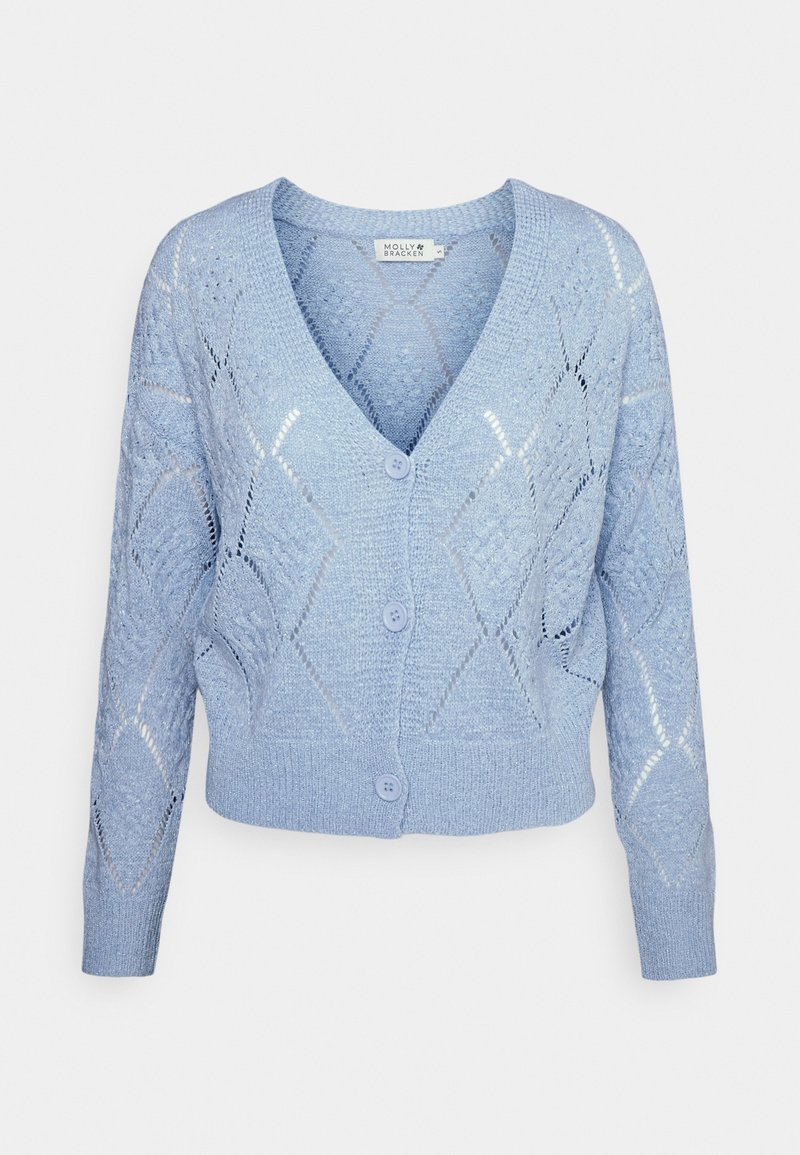 Světle modrý pletený kardigan s V-výstřihem, diamantovým vzorem a předními knoflíky. Má dlouhé rukávy a texturovaný povrch.