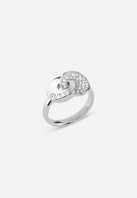 Anello in tono argento con un design intrecciato, dotato di una sezione lucida e una decorata con pietre trasparenti. Inciso con "GUESS".