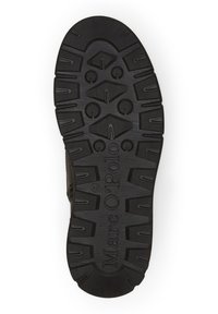 Schwarze Gummisohle mit Profil für guten Halt, mit einem geformten Design und geprägtem "Marc O'Polo" Schriftzug, geeignet für den Außenbereich.