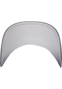 Cappellino da baseball bianco con visiera curva, caratterizzato da cuciture fini e una superficie inferiore testurizzata. Senza logo visibile o ulteriori decorazioni.