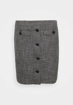 Mini-jupe à carreaux gris avec boutons noirs à l'avant et deux poches à rabat à la taille, présentée sur fond blanc.