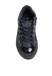 Scarpa alla caviglia in pelle verniciata blu navy con lacci testurizzati blu navy, cerniera laterale e suola in gomma; taglia 25 contrassegnata all'interno.