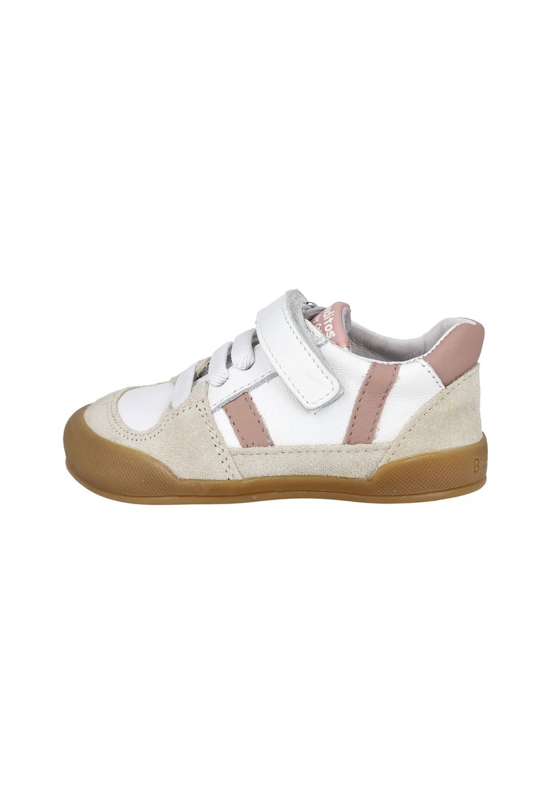 Zapatilla de cuero blanco y gamuza beige con un acento rosa, que presenta una correa de Velcro y suela de goma, diseñada para la comodidad y el estilo.