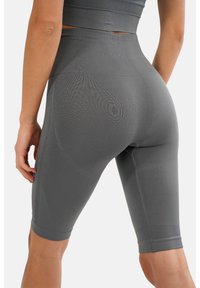 Shorts da bici grigi a vita alta in un tessuto testurizzato con un design aderente. Presentano una vita liscia e una lunghezza sino al mezzogamba.