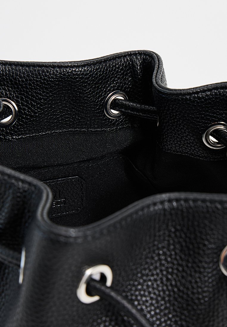 Schwarze, strukturierte Leder-Eimer-Tasche mit silberner Hardware. Weiche Stoffauskleidung im Inneren. Kordelzugverschluss mit Ösen.