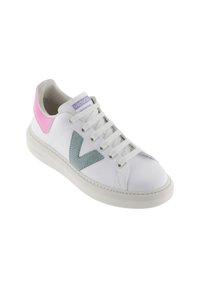 Basket blanche avec un logo 'V' texturé vert menthe, un talon rose pâle et une semelle en caoutchouc blanc. Présente un système de laçage à l'avant et une languette rembourrée.