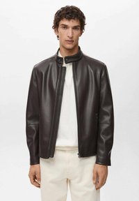 Veste en faux cuir marron avec un col montant, fermeture éclair à l'avant et deux poches latérales. Texture lisse et design moderne, minimalist.