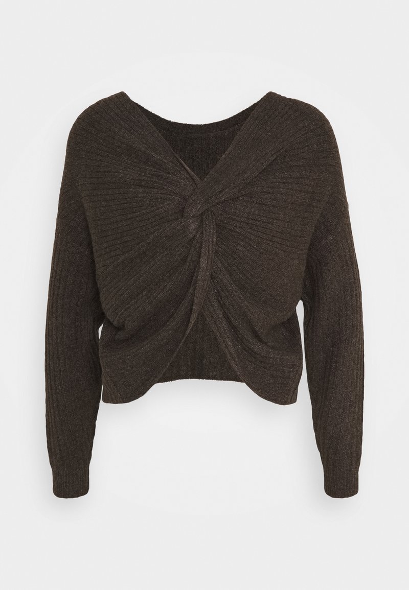 Jersey marrón oscuro acanalado con un diseño de frente torcido, mangas largas y un escote en V amplio. Textura suave con un acabado ligero.
