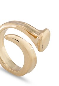 Anillo de metal dorado con un diseño suave y curvado, que presenta un extremo afilado y un acento redondeado y más grueso en el lado opuesto.