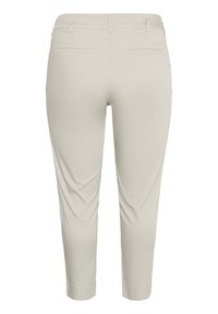 Pantaloni cropped beige con una texture liscia, caratterizzati da due tasche posteriori e una vita aderente, design a gamba affusolata.