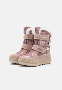 Stivali in suede rosa e tessuto con interno in pelliccia sintetica, doppie fascette in velcro e suola a zigzag; presenta decorazioni floreali.