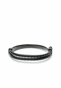 Svart läderarmband med flätad design, fäst vid ett slätt metallband. Ingraverat med varumärkesnamnet "John Henric."