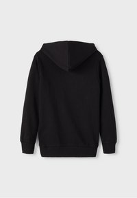 Sudadera negra con capucha de textura suave, con mangas largas, puños de canalé y un diseño de bolsillo canguro en la parte delantera.