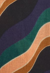 Mehrfarbiger Stoff mit wellenförmigen Mustern in Dunkelpurpur, Grün, Pfirsich, Braun und Schwarz, mit einer weichen Textur und glatter Oberfläche.