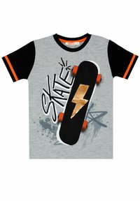 Grijze katoenen t-shirt met zwarte mouwen, voorzien van een skateboardafbeelding met oranje wielen en een gouden bliksemschichtontwerp.