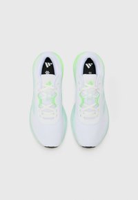 Zapatillas deportivas blancas con parte superior de malla, acentos verdes y plantillas negras. Presentan cordones y cuellos acolchados para mayor comodidad.