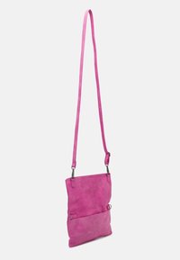 Borsa a tracolla in pelle rosa con finitura testurizzata, dotata di una lunga tracolla regolabile e tasca frontale con zip. Forma rettangolare.